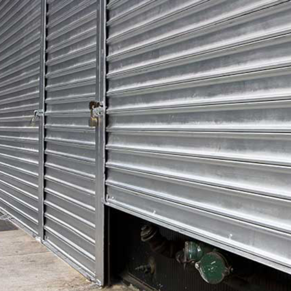 Arreglo de cortinas metálicas